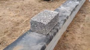 Строительство дома из арболита начато - кладу первый выравнивающий ряд