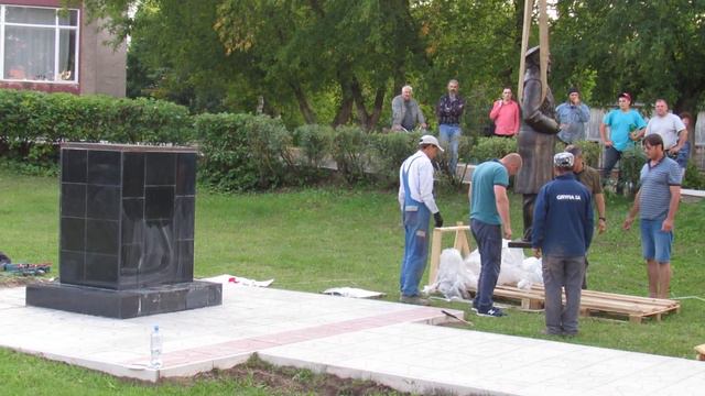 Установка памятника А.Н.Куропаткину в Торопце (фрагмент) смотреть онлайн