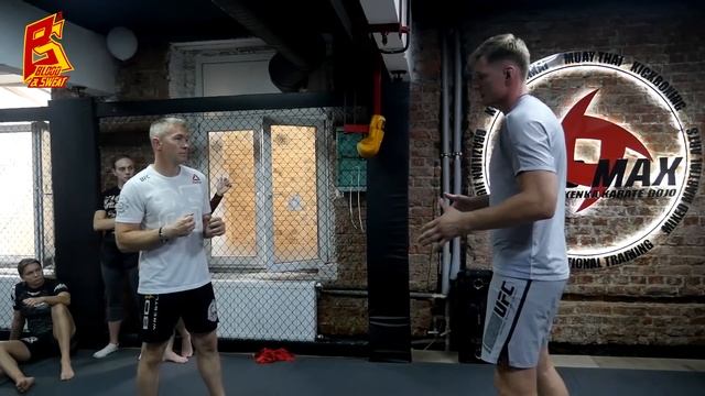 Защита от ударов и развитие атаки в бою. Техника Александра Волкова.