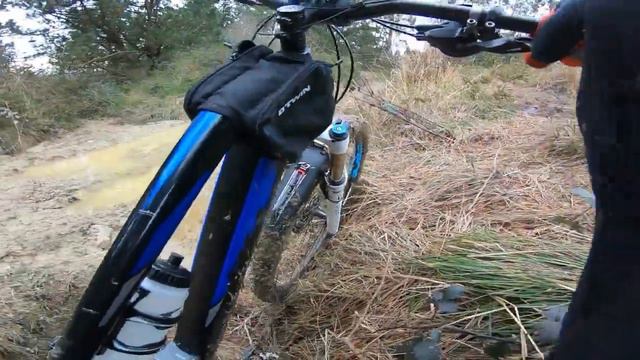 ATRAPADO EN EL FANGO EL GERRERO DEL PEDAL смотреть онлайн
