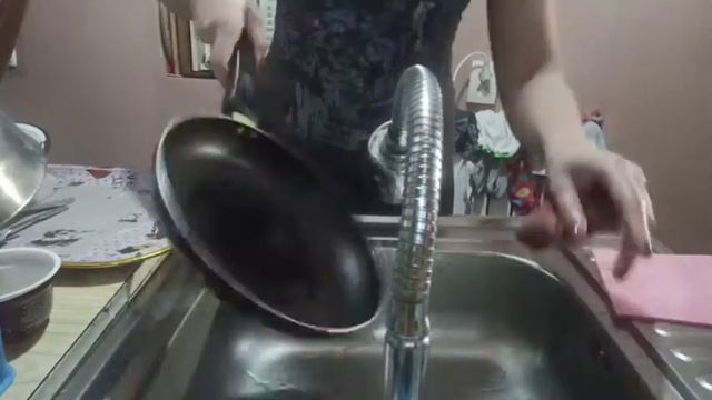 Жирная сковородка и вода! Моем жирную сковородку с помощь салфетки для посуды Гринвей Greenway смотреть онлайн