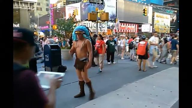 54.Персонажи и красотки на Time Square в Манхеттене. Personages on Time Square in Manhattan. смотреть онлайн