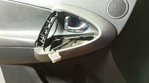 как снять обшивку водительской двери тойота рав4