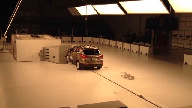 Crash Testing Hyundai Tucson смотреть онлайн