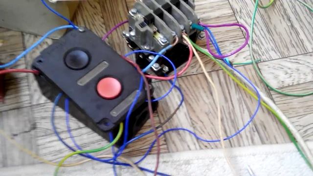 Подключение 3-фазного двигателя в сеть 220В через пусковой и рабочий конденсаторы смотреть онлайн