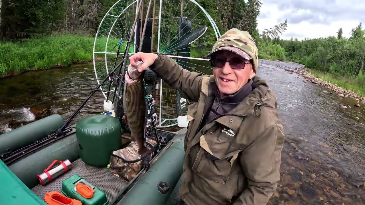 Ловим огромных хариусов на секретной реке. Экстрим на аэролодке Хариус. Порвали броню. смотреть онлайн