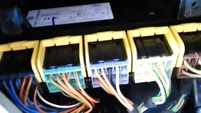 Ford Fiesta Mk6-Removing the Generic Electronic Module (GEM) смотреть онлайн