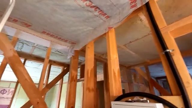 Монтируем пароизоляцию на потолок и устанавливаем окна. Наш дом все больше становится похож на дом смотреть онлайн