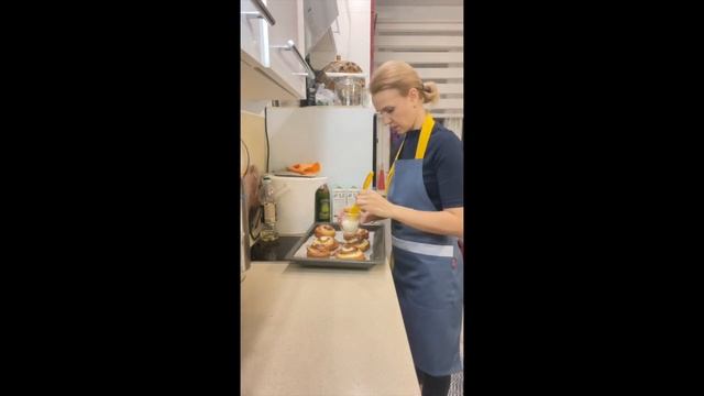 Пеку Булочки с Творожным Кремом смотреть онлайн