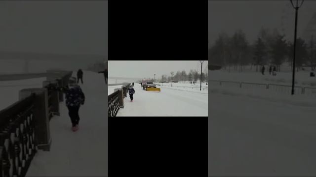 На катке Михайловской набережной зима ❄⛄2023 учу дочь Василису на коньках кататься. смотреть онлайн