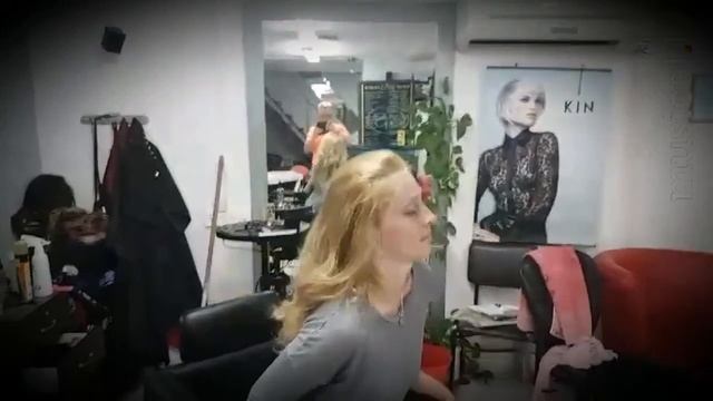 Наращивание волос в салоне 