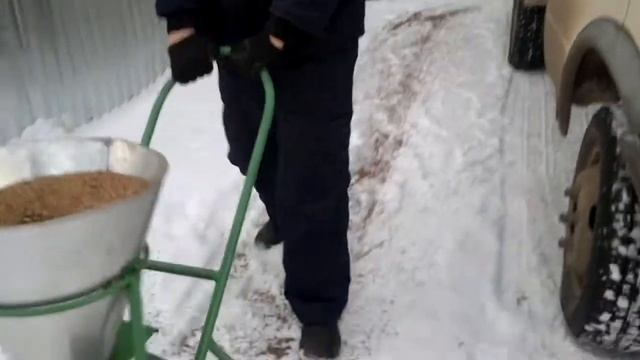 ручной пескоразбрасыватель смотреть онлайн