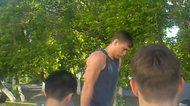 Отжимания на брусьях с дополнительным весом +32кг смотреть онлайн