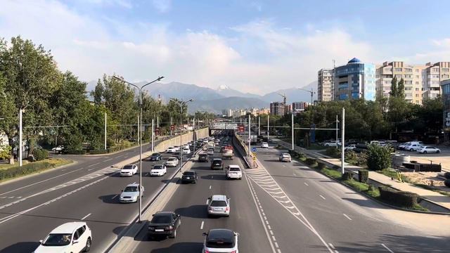 Любимый город Алматы. Движение на улице Саина. 10 сентября 2023. Kazakhstan. Almaty. September 202 смотреть онлайн