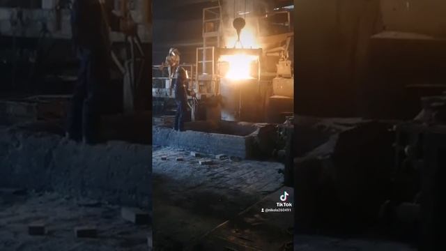 Сливаем металл в ковш смотреть онлайн