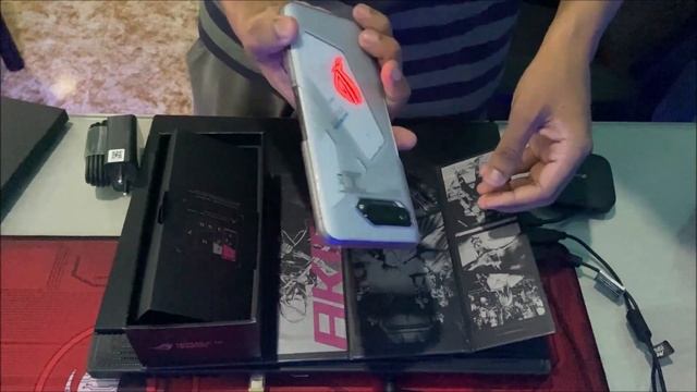 THE GAMING BEAST - ASUS ROG PHONE 5 - QUICK UNBOXING смотреть онлайн