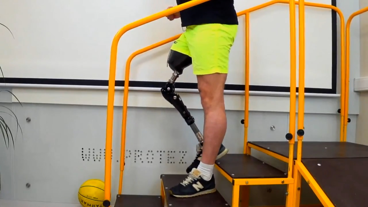 По ступенькам! Школа ходьбы с "Гибридом" смотреть онлайн