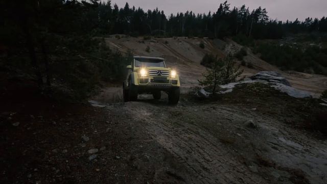 Slippery hill no match for Mercedes G500 4x4 Squared - CARTESTR.com смотреть онлайн