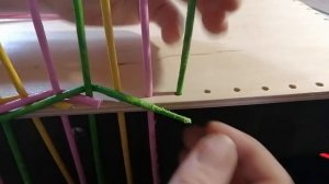 Как сплести валик на фанерном дне.