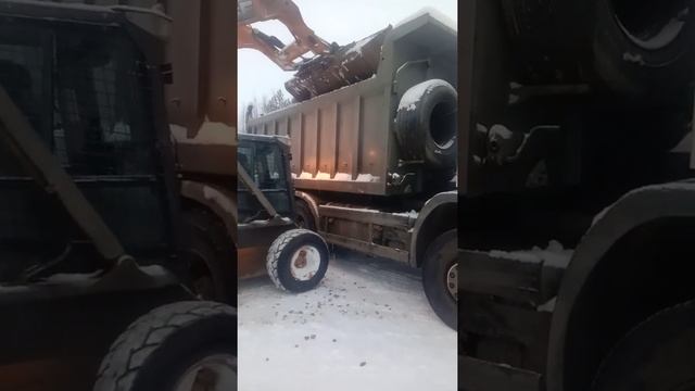 мини-погрузчик Case sv300 при погрузки щебня зимой замёрзший смотреть онлайн