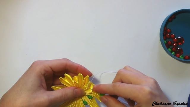 Резиночка Цветок канзаши из атласных лент и бусин своими руками. Elastic flower kanzashi with beads смотреть онлайн