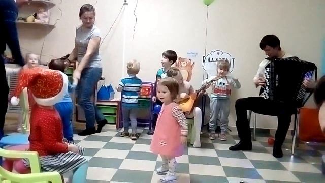 Мужчина - воспитатель виртуоз занимается с детьми и угощает блинами) смотреть онлайн