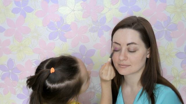 ДЕЛАЮ МАМЕ МАКИЯЖ! МАКИЯЖ КОСМЕТИКОЙ С АЛИЭКСПРЕСС! смотреть онлайн