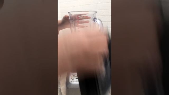 Клубничный сорбет в блендере Bork B802 смотреть онлайн