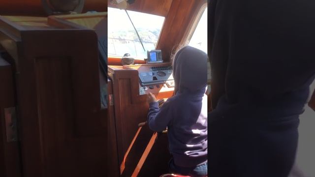 Арина сама управляет катером смотреть онлайн