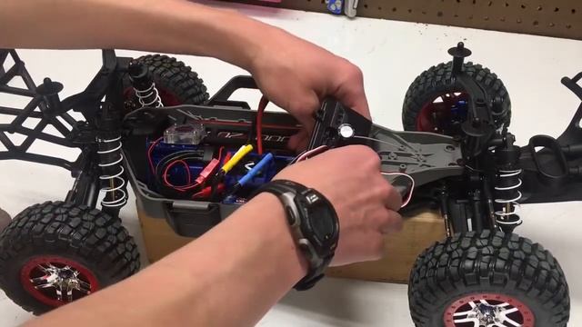 Slash 4x4: Upgrade #3 - Spektrum Glitch Buster смотреть онлайн