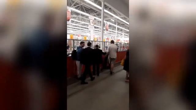 Охрана задерживает девушек в «Зеленопарке" смотреть онлайн