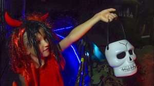 Диана и Даня в магазине игрушек, выбирают костюм для Хэллоуина. МанкиТайм