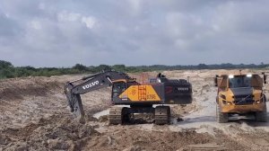 volvo 750 excavator loading trucks