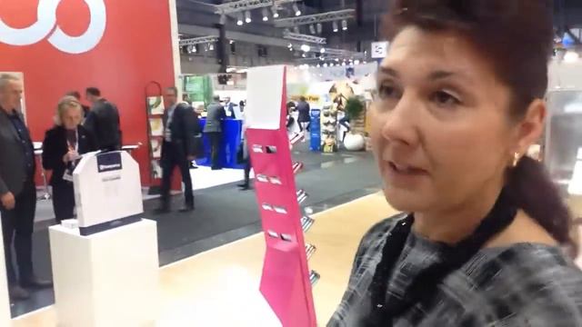 Ирина Ларссон, конструктор Stora Enso, показывает новинки/ScanPack 2015/Гётеборг, Швеция смотреть онлайн