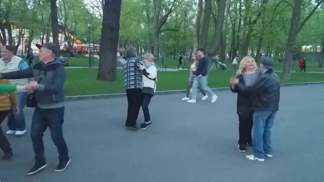 Харьков,танцы в саду, 