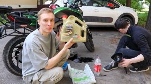 ПРАВИЛЬНАЯ замена масла на Bajaj Dominar 400 | Обслуживаем мотоцикл