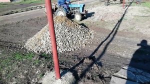 Японский минитрактор Исеки ТХ 1510 работа с самосвальным ковшом, планировка и отсыпка дороги.