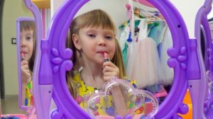 Настя играет в челлендж съедобное как шоколад и настоящее