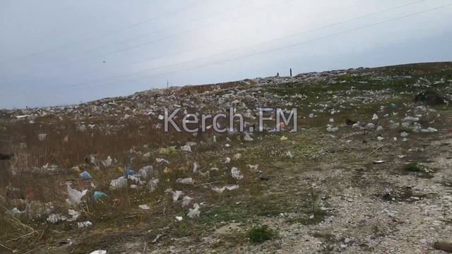 Мусор на городской свалке Керчи выбрасывают в дырку в заборе смотреть онлайн