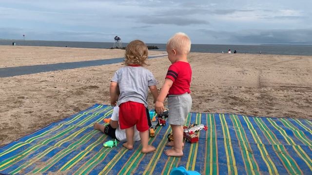 Встречи бруклинских мам на пляже. Английский разговорный клуб + Йога смотреть онлайн