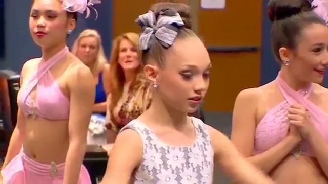 Dance Moms Maddie dancing Chandelier in the dressing room смотреть онлайн