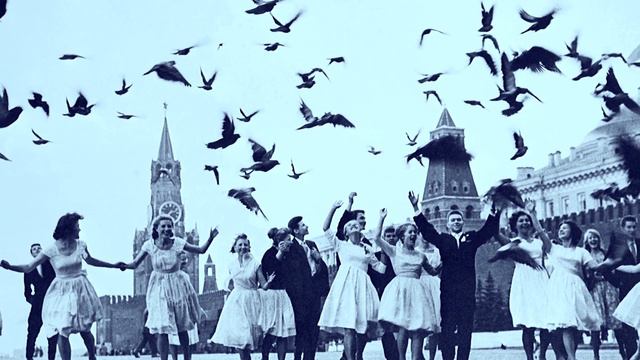 "ЛАВОЧКИ СИНИЕ" (сл. Раисы Криницкой, муз. Анатолия Пережогина) -вальс одноклассников в исп. авторо смотреть онлайн