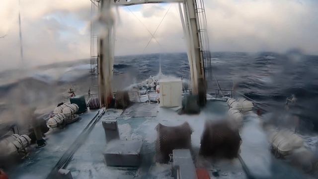 Работа на рыболовном судне. АВАРИЯ С ВОЛНОЙ!!!! смотреть онлайн