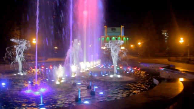 Светомузыкальный фонтан в Челябинске.