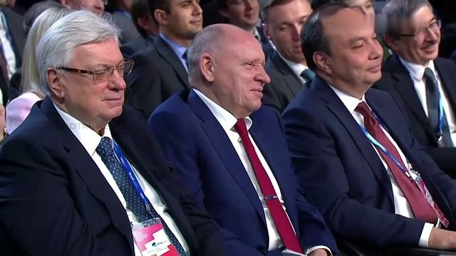 Путин рассказал анекдот про санкции Запада. смотреть онлайн