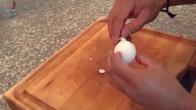 Blowing a hard boiled egg out of its shell. смотреть онлайн