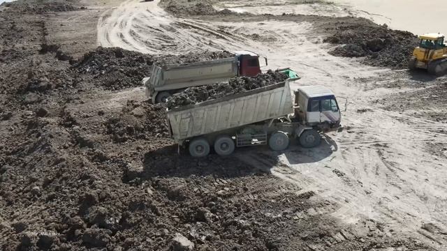 Amazing land reclamation construction sand and dirt pushing Mighty bulldozer SHANTUI DH17C2 смотреть онлайн