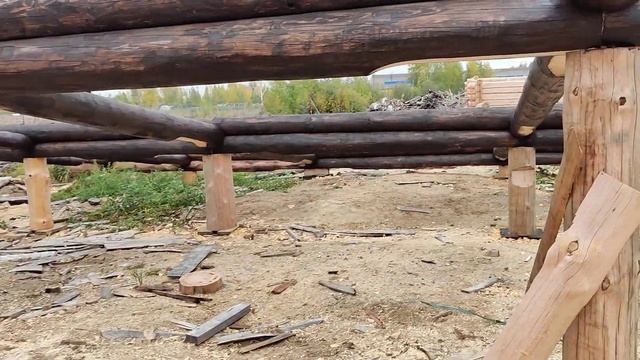 Навесъ въ поместье. Покраска