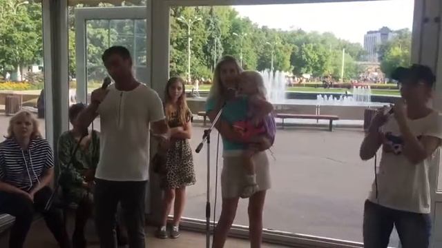 Крылатые качели - поем в Сокольниках . Супер звук . Шла себе спокойно , гуляла и тут ... подарок смотреть онлайн