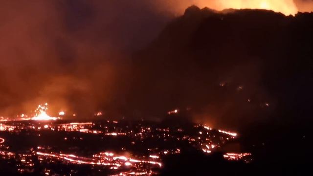 LAVA FONTAINS emerge north of the crater 🌋 ICELAND VOLCANO 14.09.21 смотреть онлайн
